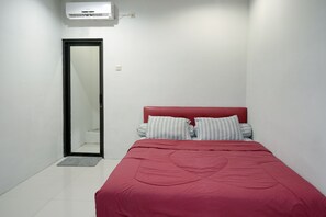 Escritorio, wifi gratis y ropa de cama 