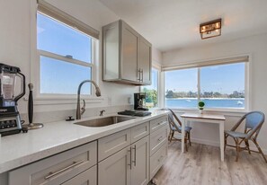 Frigorifero, microonde, piano cottura, macchina per tè/caffè