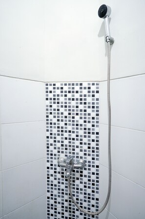 Habitación Deluxe | Baño | Regadera, bidet, toallas, jabón 