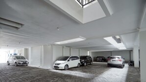 Een ruime parkeergarage met verschillende geparkeerde auto's.