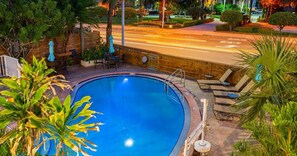 A heated pool - 🌇 BBR #11, Steps to the Beach, HTD Pool, 2 Bed Apt w/Kitchen,1 King & 2 Queens! (Treasure Island)