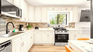 Een koelkast, een microgolfoven, een oven, een kookplaat