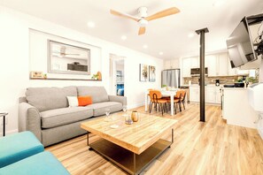 Smart TV - 🌇 BBR #11, Steps to the Beach, HTD Pool, 2 Bed Apt w/Kitchen,1 King & 2 Queens! (Treasure Island)