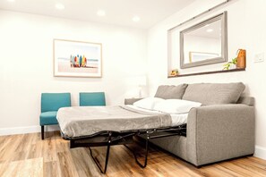 2 bedrooms, desk, iron/ironing board, free WiFi - 🌇 BBR #11, Steps to the Beach, HTD Pool, 2 Bed Apt w/Kitchen,1 King & 2 Queens! (Treasure Island)