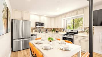 Frigorífico, microondas, horno y placa de cocina