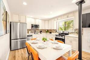 Fridge, microwave, oven, stovetop - 🌇 BBR #11, Steps to the Beach, HTD Pool, 2 Bed Apt w/Kitchen,1 King & 2 Queens! (Treasure Island)