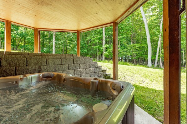 Outdoor spa tub
