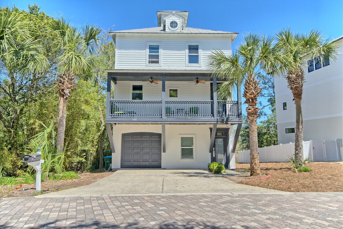 Hot Tub Large Home Great Views and Steps to Beach