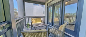 Hot Tub Large Home Great Views and Steps to Beach