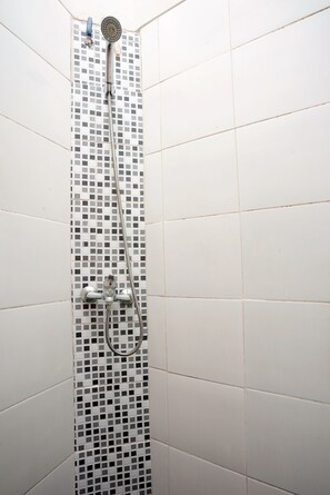Quarto luxo | Banheiro | Chuveiro, toalhas de banho, sabonete, shampoo