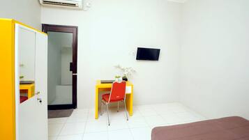 Escritorio, sistema de insonorización, wifi gratis y ropa de cama