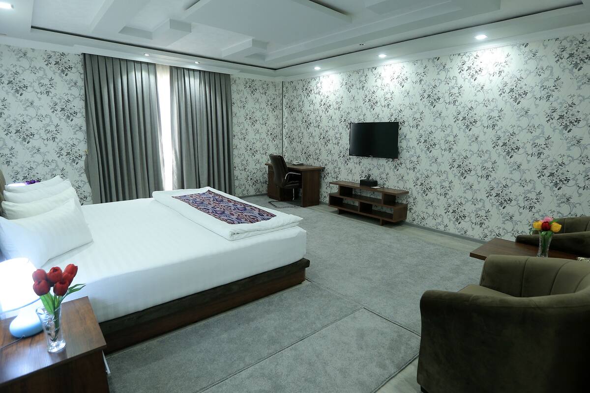 Deluxe Double or Twin Room | In-room safe, individually furnished, desk, laptop workspace