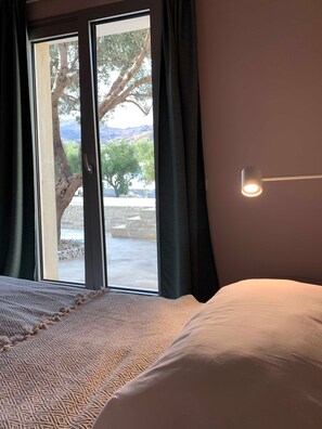 2 bedrooms, desk, WiFi