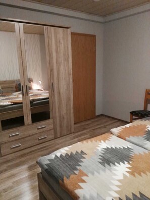 2 bedrooms, travel cot, WiFi, bed sheets