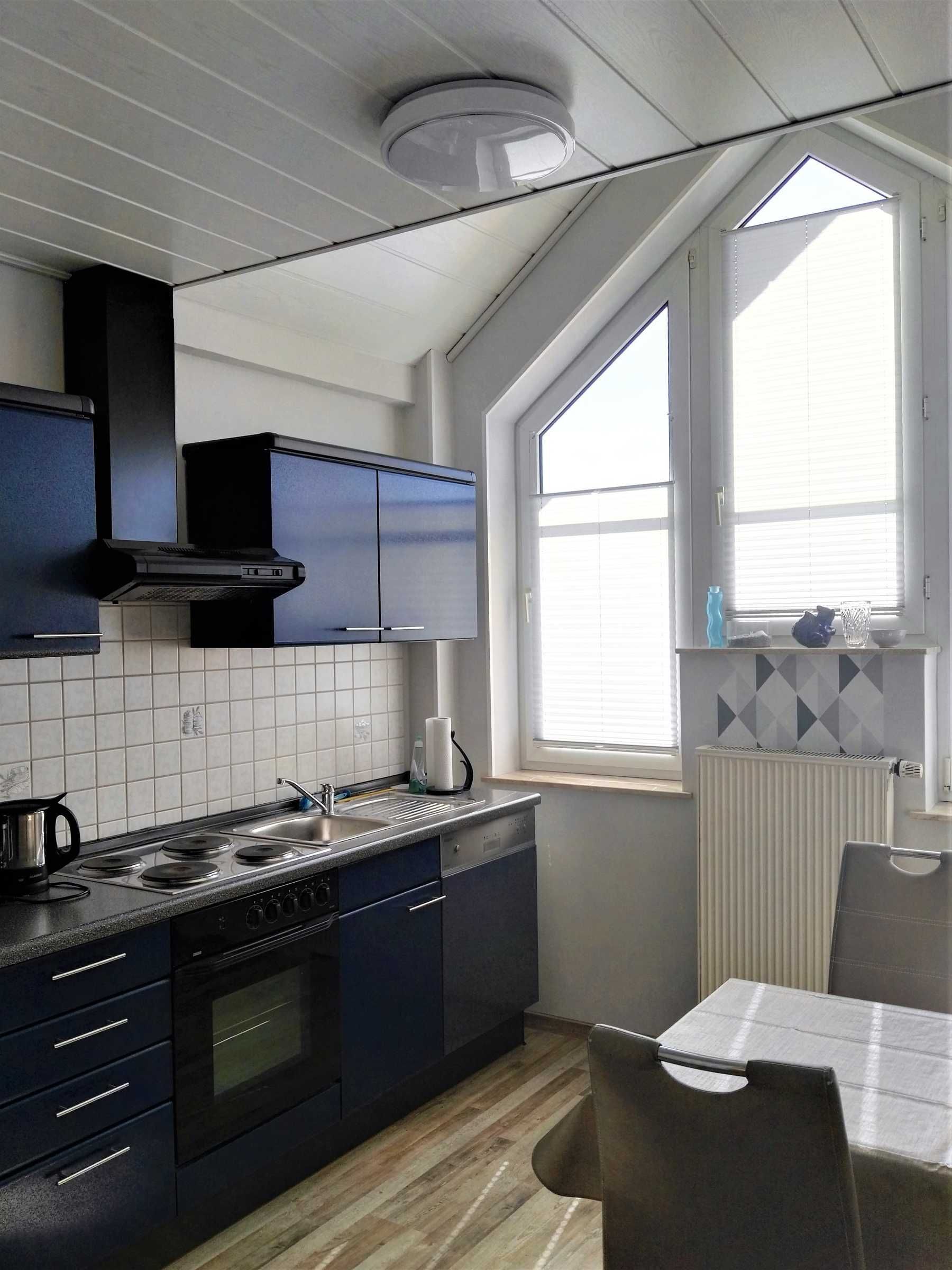 Een koelkast, een oven, een vaatwasser, een kinderstoel