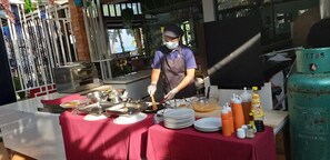 Desayuno completo todos los días (con cargo) 
