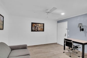 Living area - Three Rivers Executive Inn & Suites By OYO (Three Rivers)