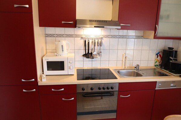 Køleskab, mikrobølgeovn, ovn, opvaskemaskine