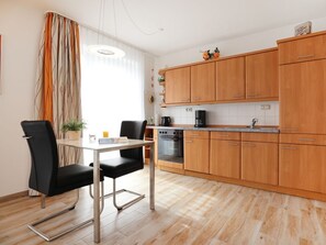 Kühlschrank, Ofen, Wasserkocher mit Kaffee-/Teezubehör, Wasserkocher