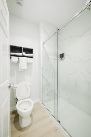 Bathroom - Sapphire Inn & Suites- Deer Park (Deer Park)
