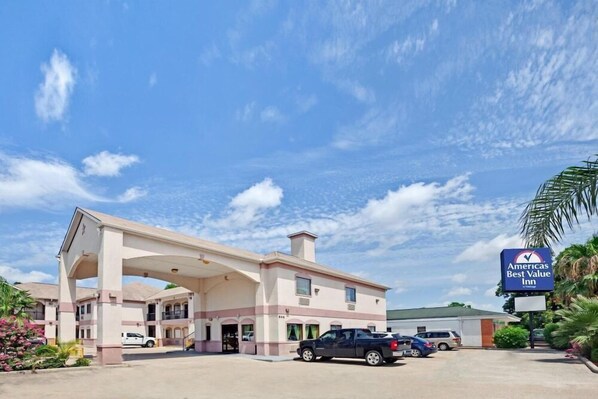 Exterior - Sapphire Inn & Suites- Deer Park (Deer Park)