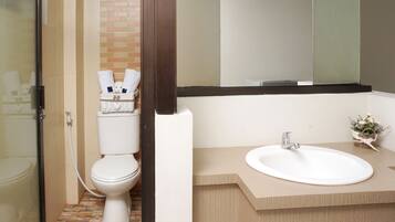 Deluxe Room | Bathroom | Shower, bidet, towels, soap