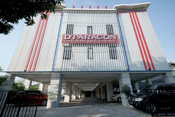 A building with a sign reading "D'Paragon Guest House & Kost Eksklusif". - Dparagon Manduro (Surakarta)