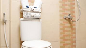 Deluxe Room | Bathroom | Shower, bidet, towels, soap