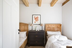 2 habitaciones, escritorio, tabla de planchar con plancha y wifi gratis 