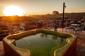 Bañera de hidromasaje al aire libre