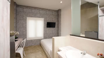 Desk, soundproofing, free WiFi, bed sheets