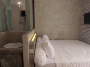 Deluxe Room | Desk, soundproofing, free WiFi, bed sheets - Dparagon Gajah Mada (Jakarta)