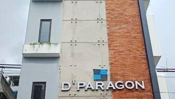 Un edificio de varios pisos con un letrero llamativo que dice "D'PARAGON".