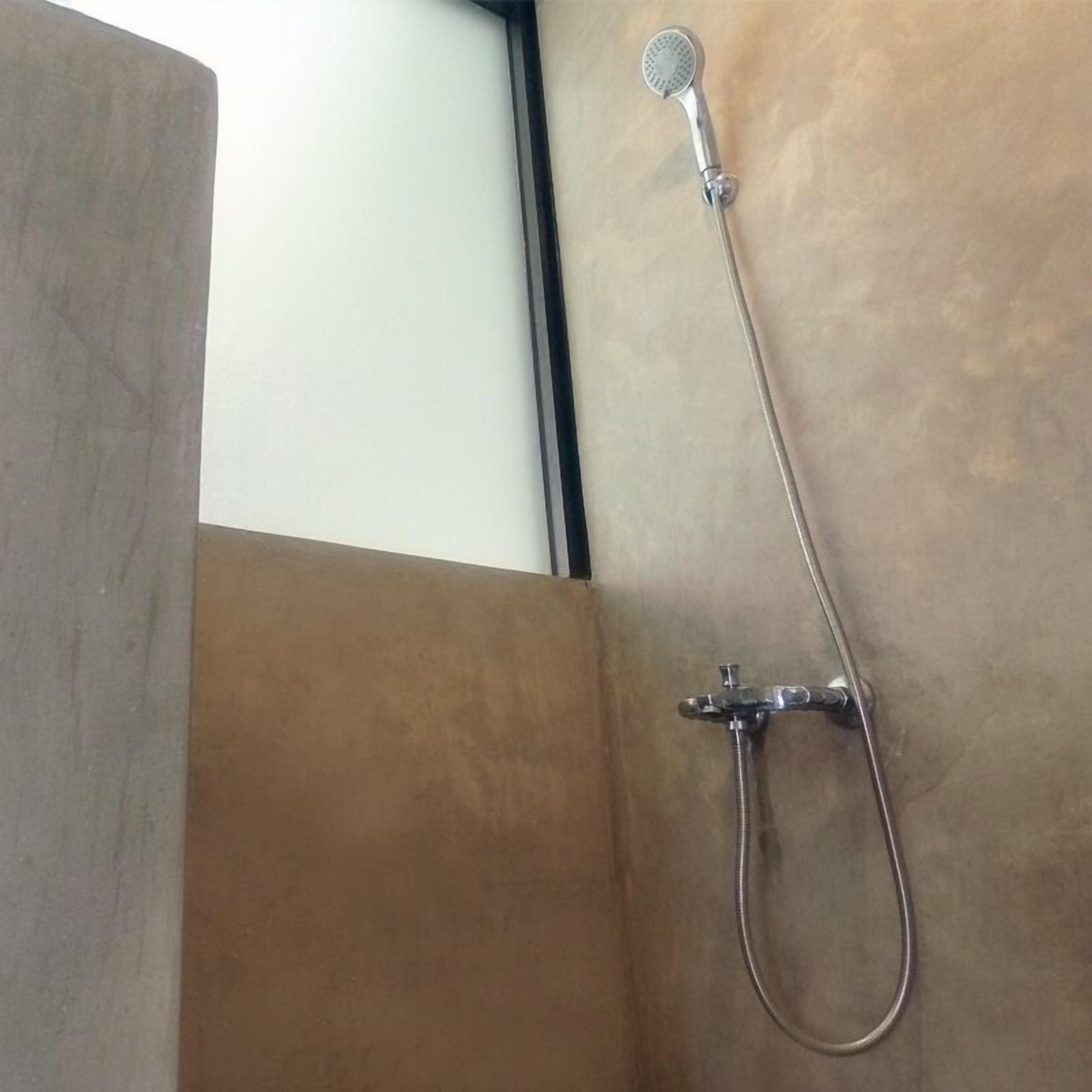 Kamar Deluks | Kamar mandi | Shower, handuk, sabun, dan sampo