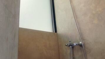 Chambre Deluxe | Salle de bain | Douche, serviettes fournies, savon, shampoing