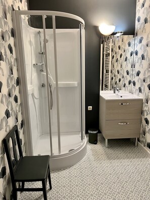 Badewanne, Haartrockner, Bidet, Toilettenpapier