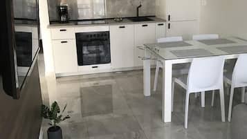 อพาร์ทเมนท์ (One Bedroom Apartment) | ครัวส่วนตัว | ตู้เย็น