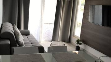 Leilighet (One Bedroom Apartment) | Oppholdsrom | Flatskjerm-TV