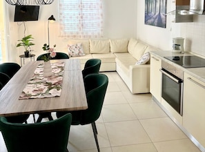Apartment (Standard Two Bedroom Apartment) | Dining room