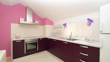 อพาร์ทเมนท์ (Superior Two Bedroom Apartment) | ครัวส่วนตัว | ตู้เย็น