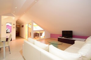 Appartamento (Superior Two Bedroom Apartment) | Soggiorno | TV a schermo piatto