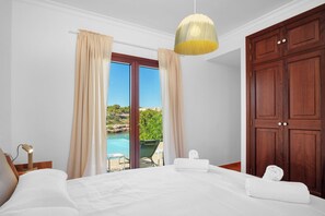 6 habitaciones, escritorio y tabla de planchar con plancha