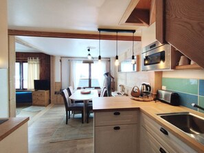 Réfrigérateur, micro-ondes, plaque de cuisson, lave-vaisselle