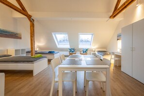 1 habitación, tabla de planchar con plancha, wifi gratis y ropa de cama 