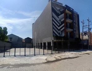 Vista frontal de la propiedad
