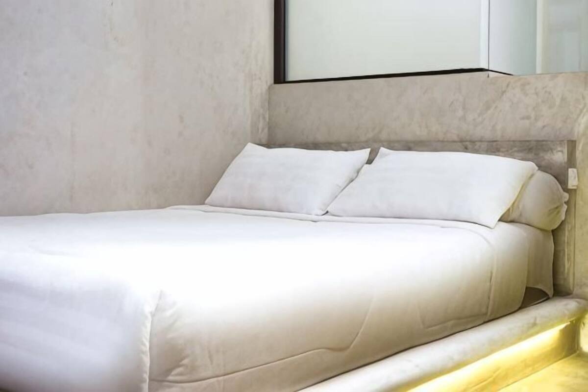 Free WiFi, bed sheets