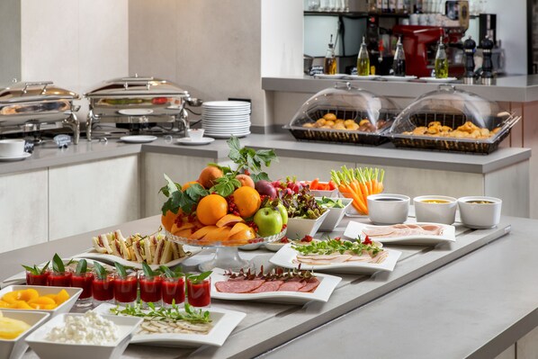 每日供应自助式早餐（每人 RUB 650）