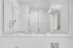 Ilmaiset hygieniatuotteet, hiustenkuivaaja, tohvelit, pyyhkeet