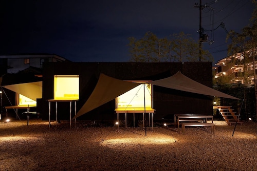 施設の正面 (日没後)