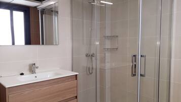 Douche, sèche-cheveux, serviettes fournies, papier toilette